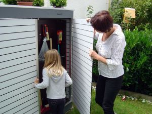 Moderner Gartengeräteschrank auch als Terrassentrenner