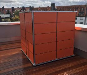 der große Geräteschrank für die Dachterrasse