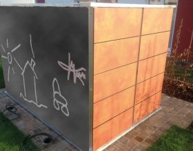 Kinder Gerätehaus mit Kreidetafel an der Rückseite