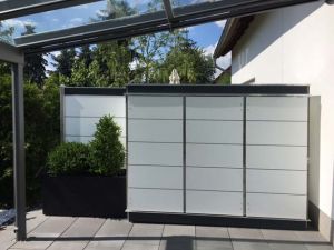 Moderner Terrassenschrank als Sichtschutz