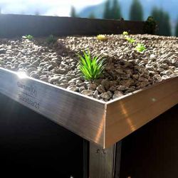 Gartenschrank mit kleiner Dachbegrünung
