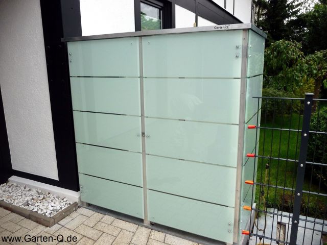 Mülltonnenbox aus Glas und Metall
