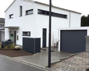 Das Mülltonnenhaus zu moderner Architektur