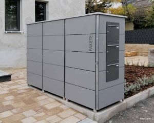 Moderne Paketbox in einer Mülltonnenbox mit dreifach Briefkasten