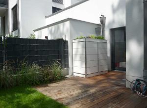 der weiße Outdoorschrank
