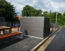 Das wetterfeste Gartenhaus für Kindergärten in Anthrazit